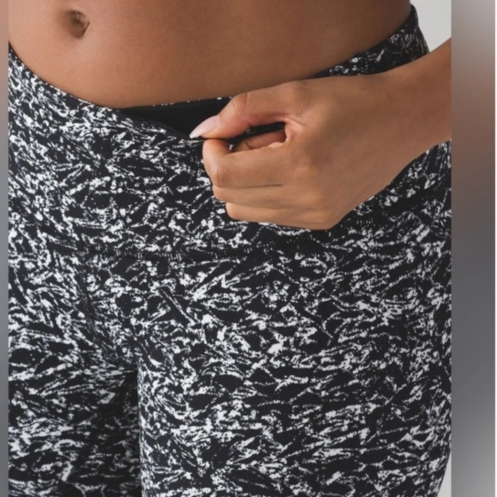 Lululemon Athletica Wunder under in ice wave Black and White Leggings size 8